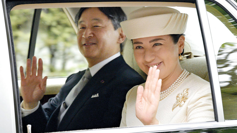 الإمبراطور والإمبراطورة الجديدان لدى وصولهما إلى القصر الإمبراطوري أمس.  أ.ب