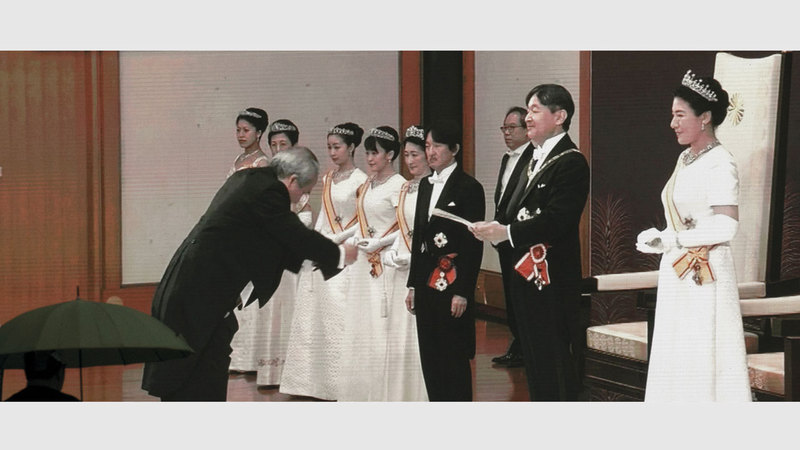 مراسم الاحتفال عُرضت على شاشات ضخمة في الشوارع.  إي.بي.إيه