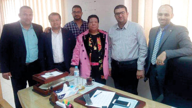 شعبان يتوسط عدداً من أعضاء الهيئة التدريسية في جامعة بنها. أرشيفية