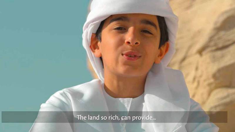 الطفل أحمد المرزوقي يتحدث عن التاريخ الزراعي للدولة في الفيلم. من المصدر