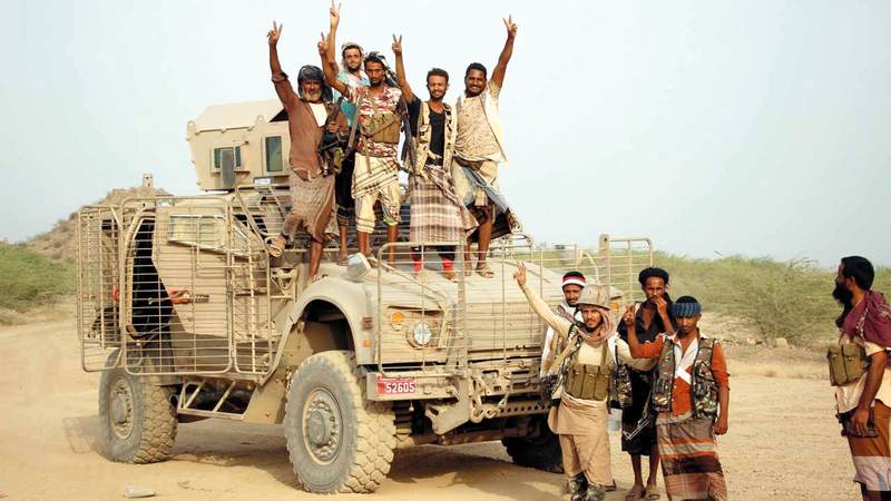 قوات من الشرعية اليمنية في إحدى المناطق القريبة من معسكر خالد بمحافظة تعز. إي.بي.أيه