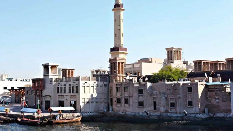 المجالس المعروفة باسم «الميلس» أو «الديوانية»، كانت ملتقى أهل المنطقة، خلال الشهر الكريم، فيتبادلون أخبار الغوص والأسفار أو إنشاد الشعر، وتبقى المجالس مشرعة حتى وقت السحور.