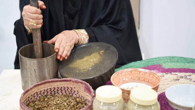 «قبل أسبوع من قدوم شهر الصوم، تحرص الأسر الإماراتية كافة على شراء وتجهيز (المير الرمضاني)، وهي عادة إماراتية أصيلة».