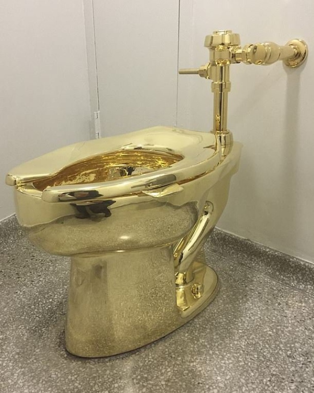 Pure gold toilet in the British Blenheim Palace for visitors Teller