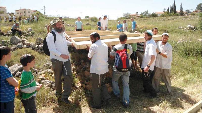 مستوطنو المستوطنات الجاثمة على أراضي قرية النبي صموئيل يقتحمون أراضي القرية ويعتدون على الأهالي فيها بين الفينة والأخرى. الإمارات اليوم