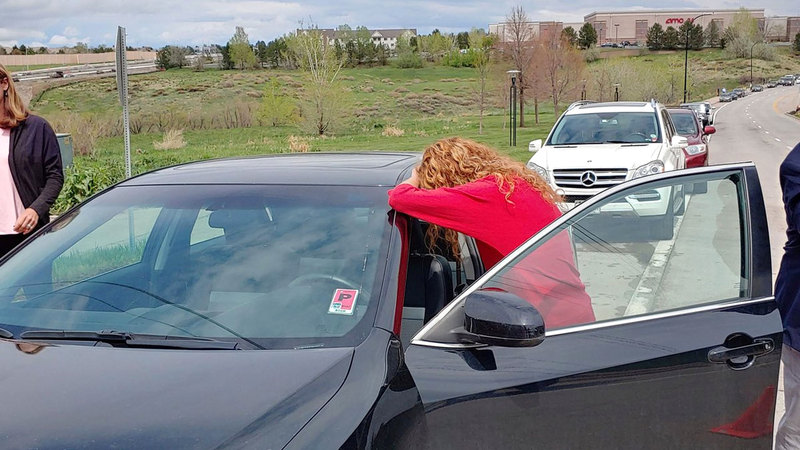 سيدة تبدو شديدة القلق  على مصير ابنها داخل المدرسة.  رويترز