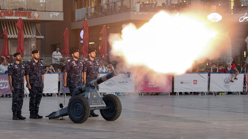 يأخذنا مصورو «الإمارات اليوم» في جولة في مختلف مدن الدولة موثقين توافد السياح لمشاهدة لحظة إطلاق مدفع رمضان.