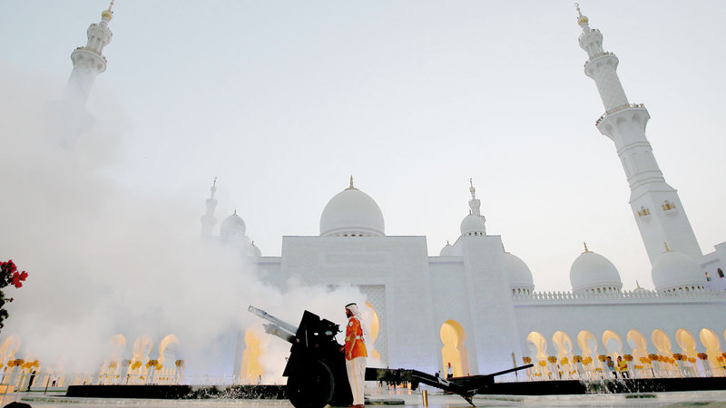 يُعدّ مدفع رمضان من العادات الرمضانية في العديد من الدول الإسلامية