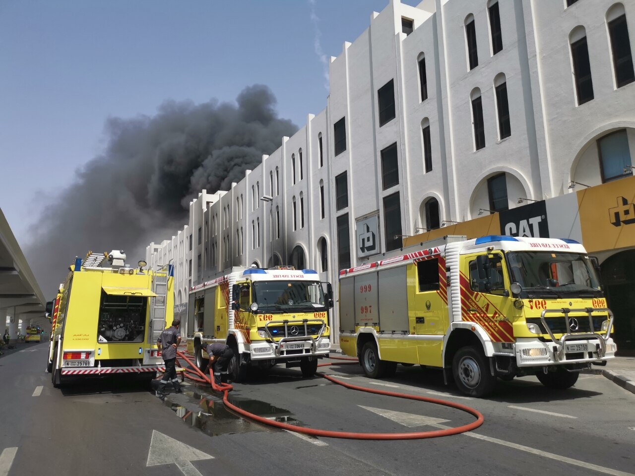 Новости дубая сегодня самые свежие. Пожарные в Дубае. Дубай машины пожарные. Пожарная безопасность Дубай. Дубайская пожарная машина.