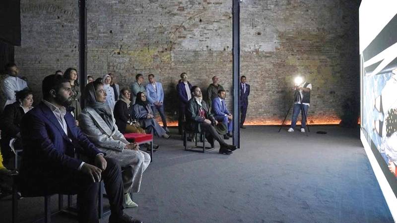 الكعبي خلال زيارتها للجناح الوطني لدولة الإمارات في البينالي. من المصدر