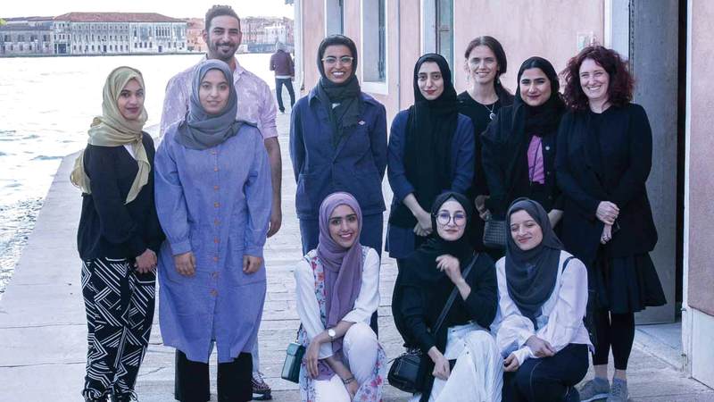 الكعبي أشادت بأعمال طالبات جامعة زايد الفنية. من المصدر