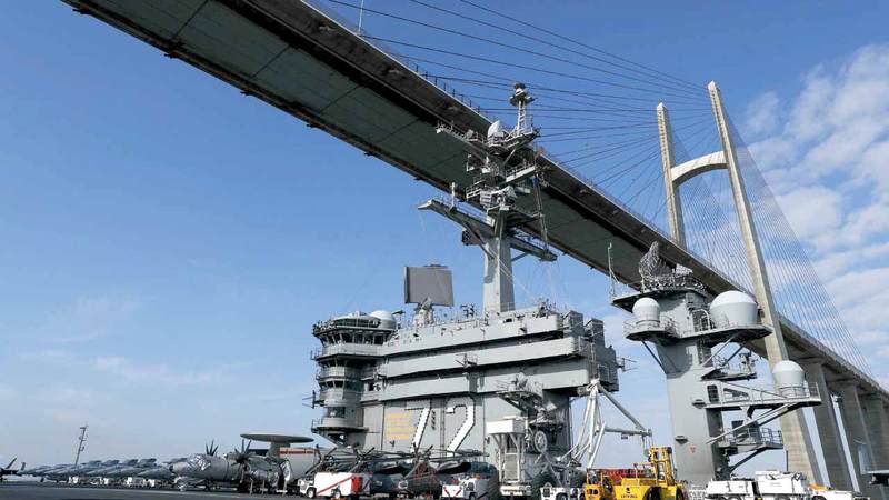 حاملة الطائرات الأميركية أبراهام لنكولن تمر من تحت جسر السلام خلال عبورها قناة السويس.  رويترز