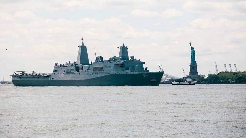 سفينة برمائية من طراز «يو إس إس أرلينغتون» تبحر عبر مرسى نيويورك  تم إرسالها للشرق الأوسط في ما بعد.  إي.بي.إيه