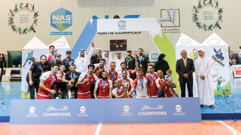 لاعبو «دبي 2021» خلال الاحتفال بلقب النسخة السابعة. من المصدر