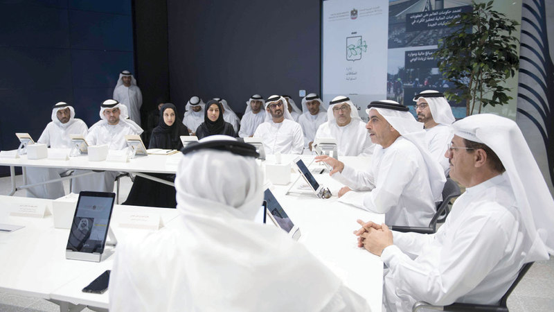 سيف بن زايد متحدثاً خلال اجتماع إدارة المكافآت السلوكية. من المصدر