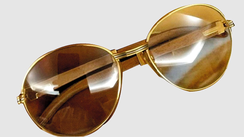 رائدا الأعمال يجمعان النظارات القديمة التي كان يستخدمها المشاهير. من المصدر