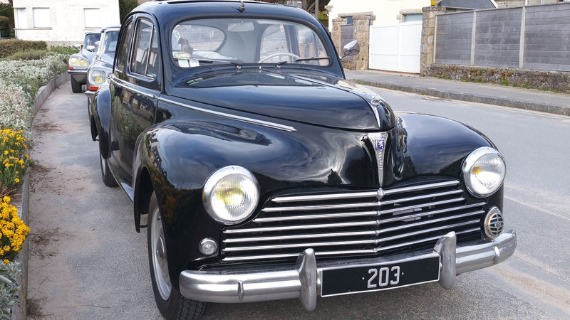 سيارة إيفون ورخصة قيادتها تثيران انتباه وفضول رجال الشرطة.  أرشيفية