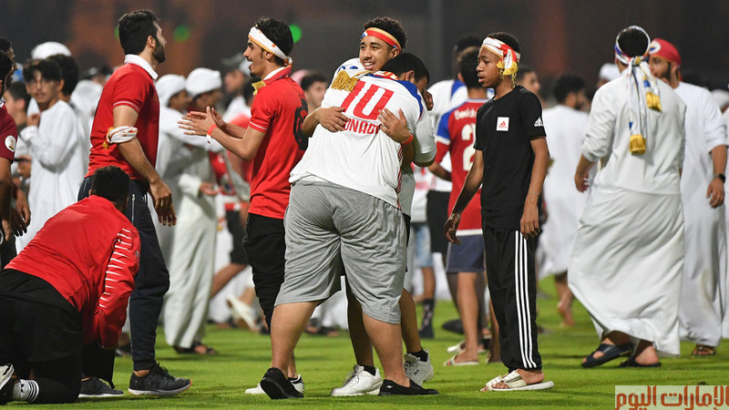 وانضم إليهم إداريو النادي في صورة بهجة وبسمة لن ينساها أنصار النادي طويلاً، خصوصاً أن هذا اللقب جاء بعد معاناة وصبر طويل جداً. تصوير: أسامة أبوغانم