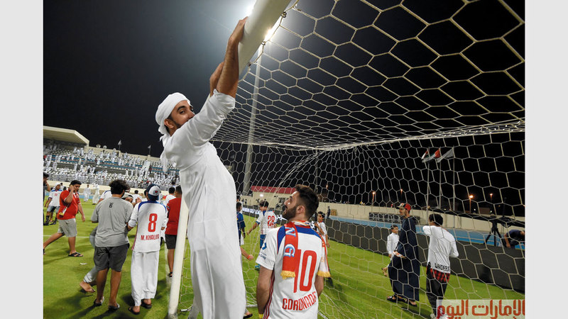 عمّت الفرحة، أول من أمس، الشارقة احتفالاً بلقب دوري الخليج العربي، الذي حسمه «الملك» بعد غياب 23 عاماً. واحتفل اللاعبون مع الجمهور وأفراد الجهاز الفني بقيادة المدرب عبدالعزيز العنبري