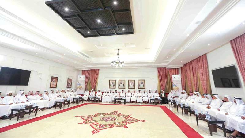 عدد من المشاركين في مجلس فلج هزاع بالعين. من المصدر