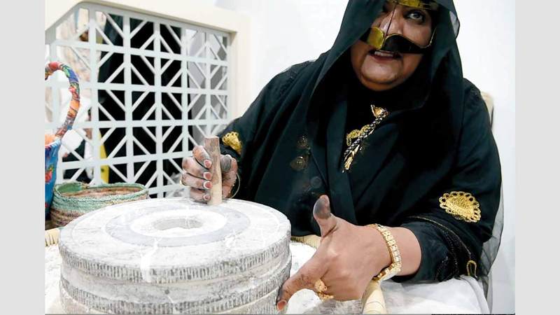الجدة زينب علي عبدالله تعمل في صناعة الشيل بكل تصاميمها منذ 35 عاماً. تصوير: أسامة أبوغانم