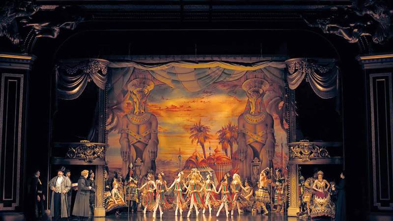 العمل حظي بما يزيد على 70 جائزة مسرحية مرموقة.

من المصدر