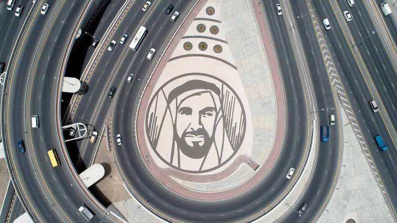 بلدية عجمان خصصت مدخلاً للزوار ليشاهدوا اللوحة عن قرب. من المصدر