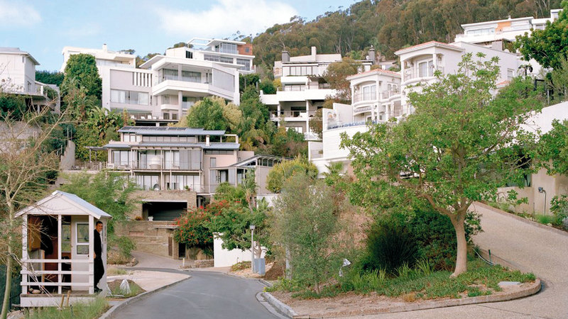 مساكن فاخرة يقطنها البيض بينما يعيش السود في أطراف المدينة.  من المصدر