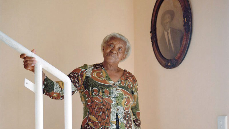 سوزان لويس تعود إلى منزلها الذي تمت مصادرته منها إبان الفصل العنصري. من المصدر