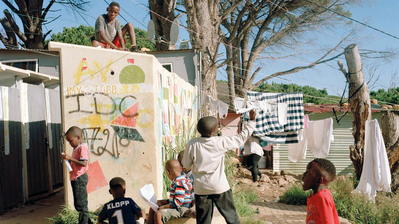 أطفال في أحد أحياء السود الفقيرة بالقرب من كيب تاون. أرشيفية