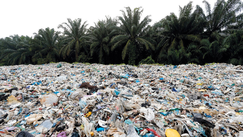 نفايات بلاستيكية مكدسة ملقاة خارج مصنع غير قانوني لإعادة التدوير بكوالا لانغات في ماليزيا.  رويترز