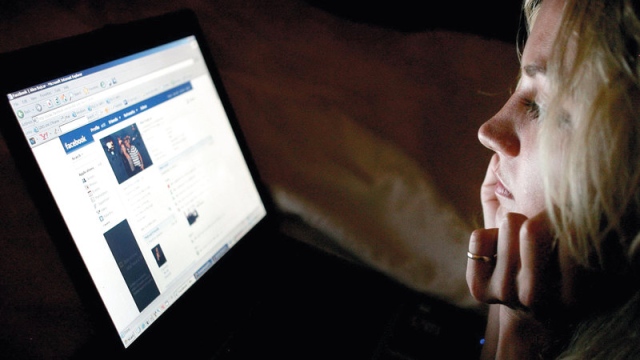 «ميكروفون فيس بوك» و«سجل مشتريات غوغل» متهمان بانتهاك الخصوصية - الإمارات اليوم