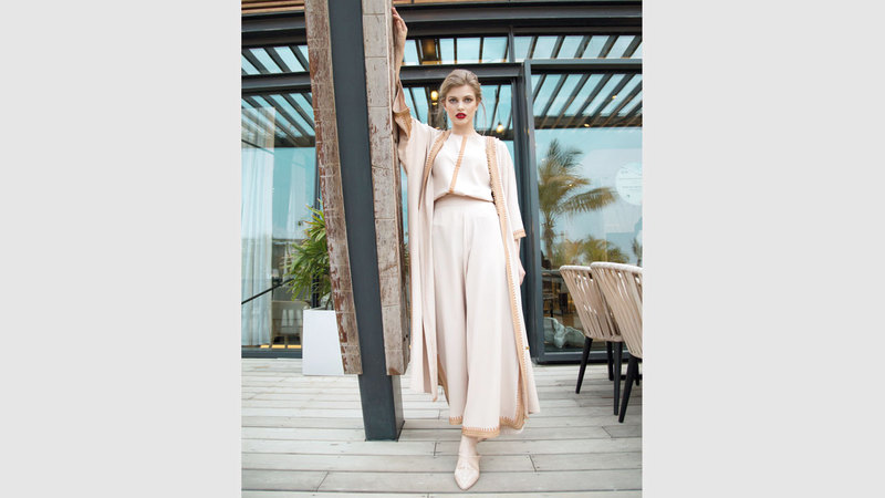 تتحول الخامات بين أنامل مصممة الأزياء الإماراتية أمل مراد إلى قطع تتسم بالبساطة الفاخرة.

من المصدر