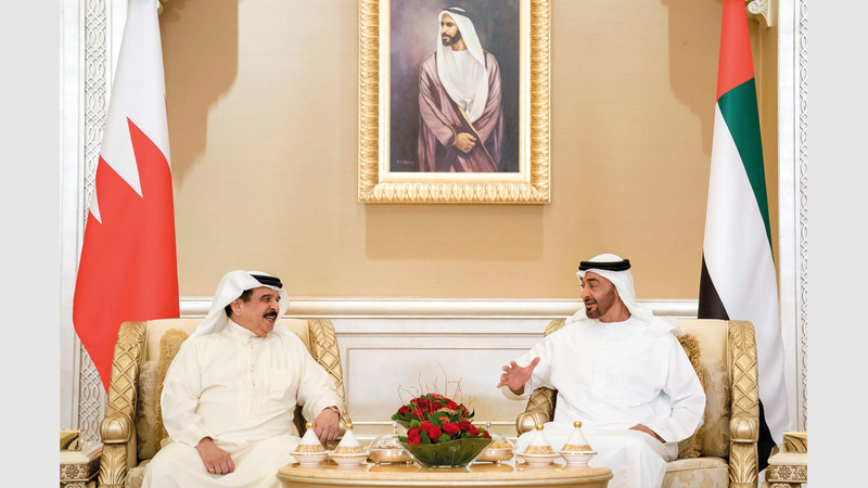 محمد بن زايد خلال محادثاته مع ملك البحرين. وام