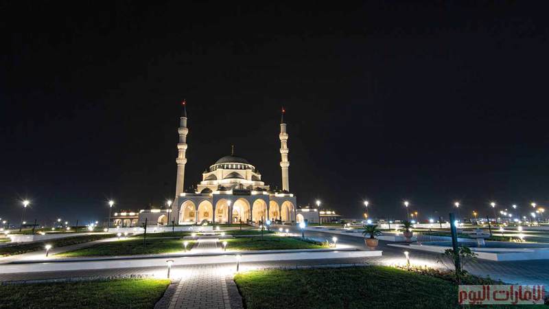 يقع المسجد على مساحة مليوني قدم مربعة مع الحدائق الخارجية، ويحتوي كذلك على مكتبة تحتوي أمهات الكتب، واستغرق بناؤه خمسة أعوام بكلفة إجمالية 300 مليون درهم.