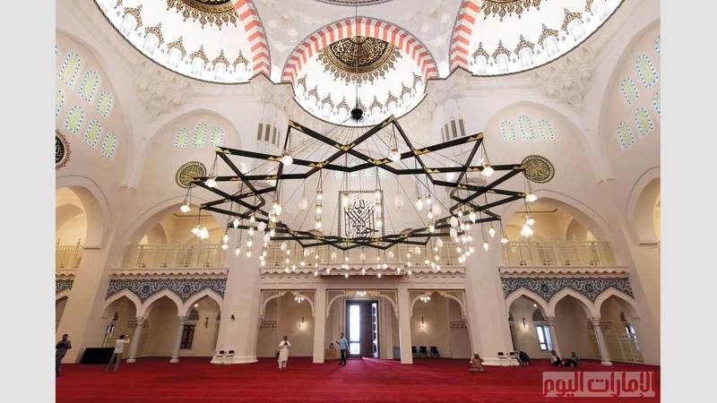 يُعد مسجد الشارقة، الذي افتتح أخيراً، الأكبر في الإمارة، حيث يتسع لأكثر من 25 ألف مُصلٍّ متوزعين على مساحات مخصصة في المسجد. تصوير: أحمد عرديتي