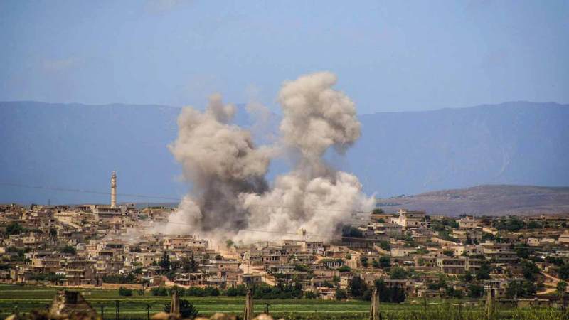 دخان يتصاعد بعد ضرب الأسد وروسيا بلدة الهبيت جنوب إدلب.  أ.ب