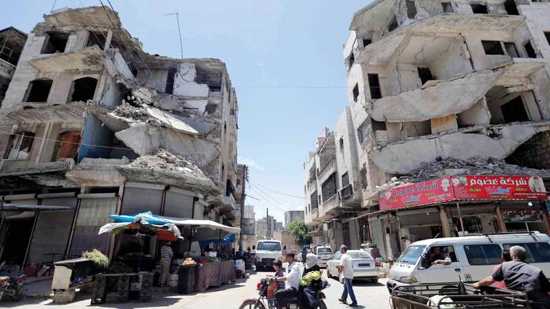 الناس يتحركون وسط أجواء من الخوف.  رويترز