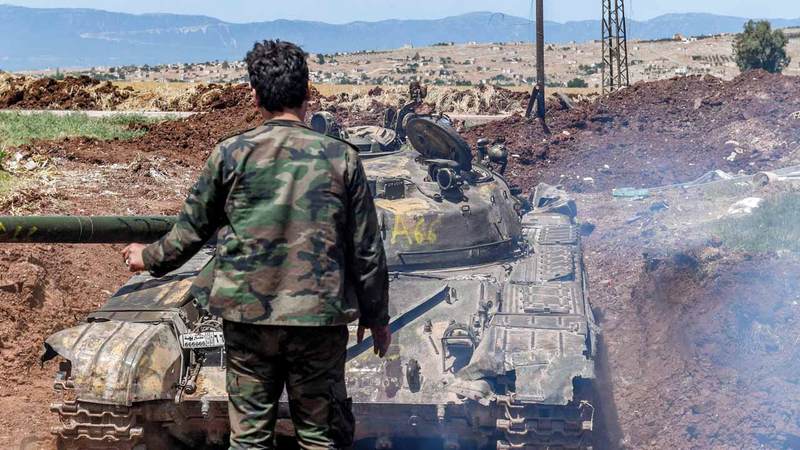 قوات النظام السوري تتمركز في إحدى قرى ريف حماة.  أ.ف.ب