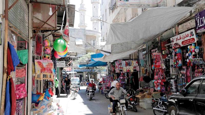 الحياة مستمرة في المدينة بالرغم من الحرب.  رويترز