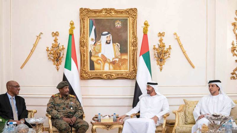 محمد بن زايد لدى استقباله البرهان بحضور منصور بن زايد. وام