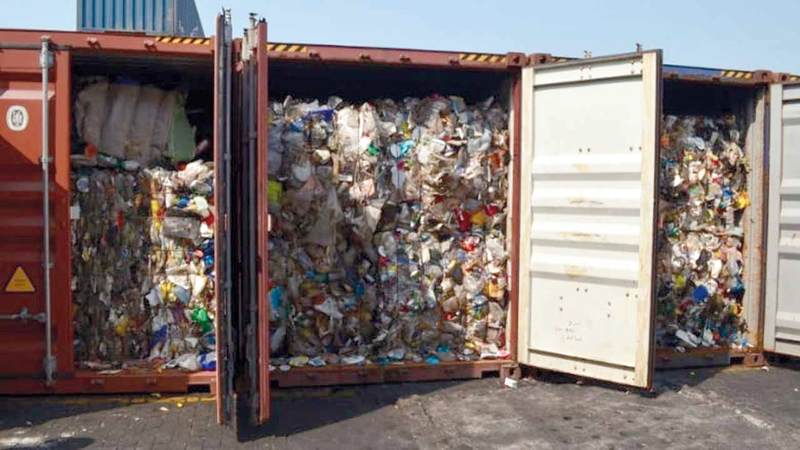 الزبالة التي وترت العلاقات بين البلدين.  غيتي