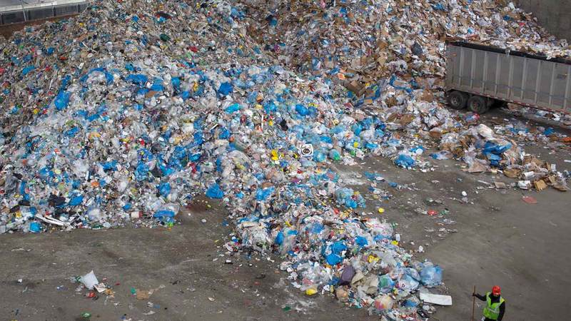 النفايات البلاستيكية من أهم مصادر التلوث. من المصدر