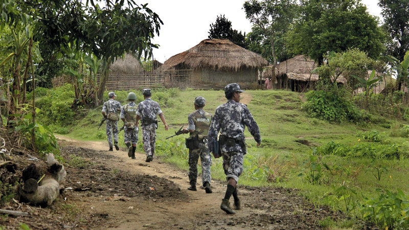 قوات حرس الحدود التابعة لحكومة ميانمار تقوم بأعمال التفتيش.  أ.ب