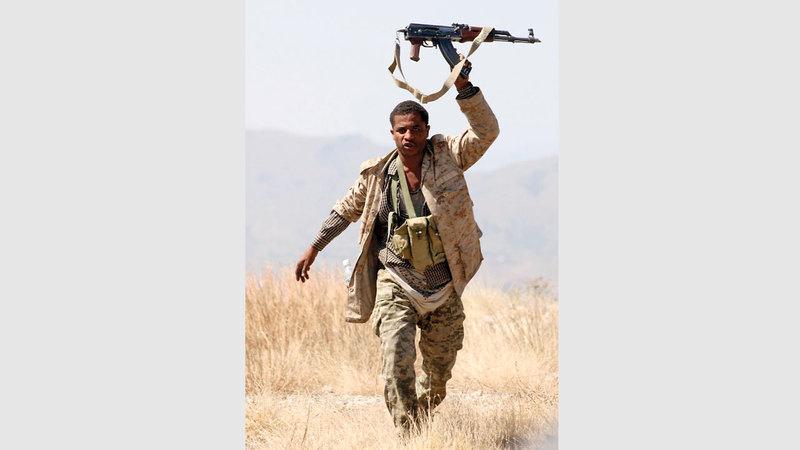 مقاتل من الشرعية اليمنية في أحد المواقع بتعز.  أ.ف.ب