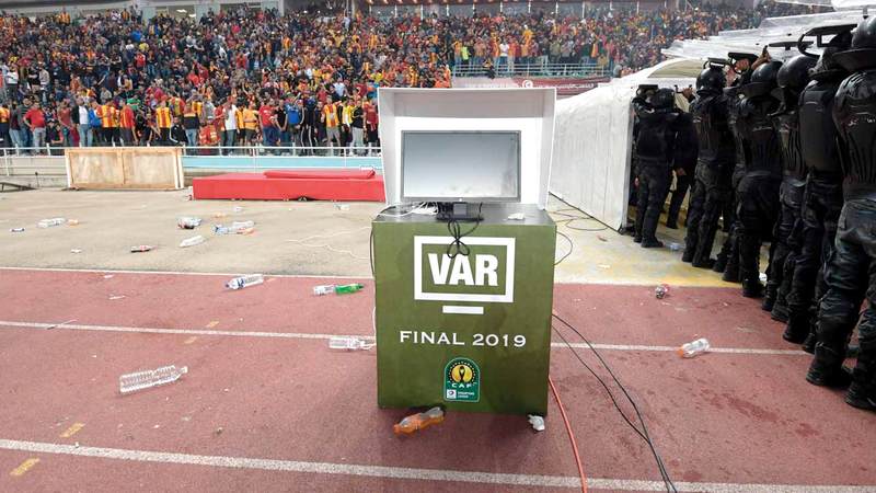 تقنية «الفار» كانت معطّلة ما تسبب في عدم اكتمال المباراة. أ.ف.ب