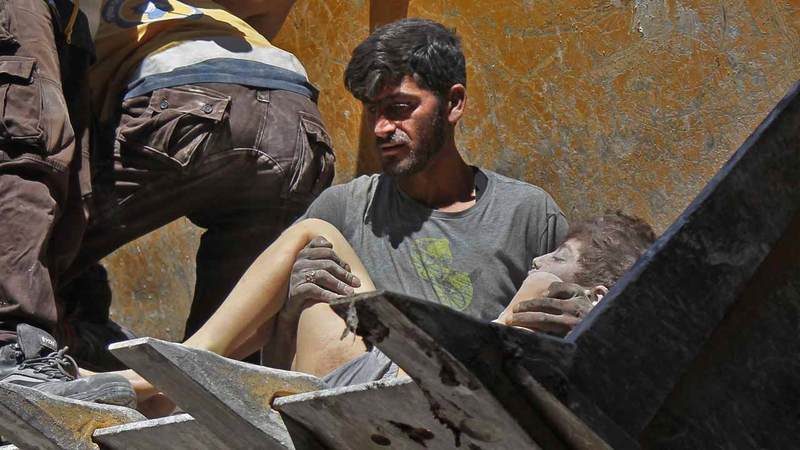 الأطفال والمدنيون ضحايا موجة جديدة  من الحرب في إدلب السورية.  أ.ف.ب