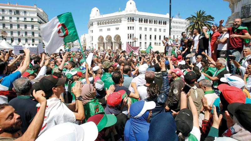 الجزائريون يواصلون احتجاجاتهم وسط العاصمة. رويترز