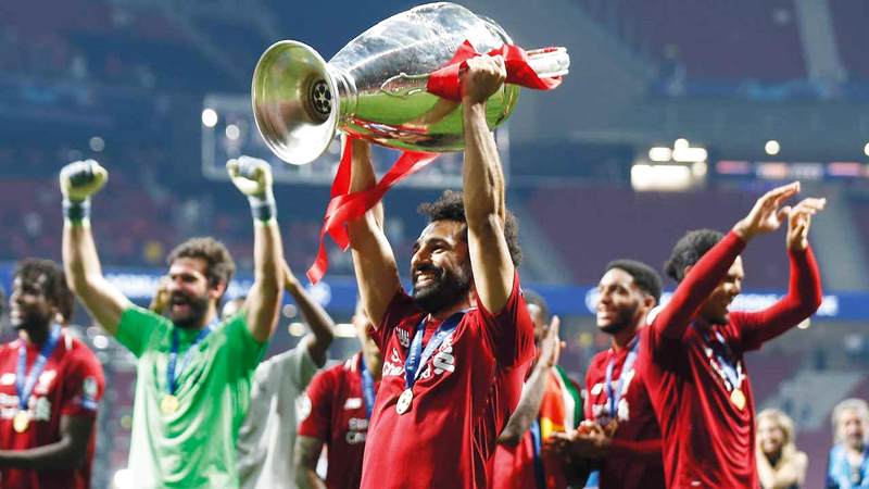 محمد صلاح يرفع كأس دوري أبطال أوروبا. أ.ف.ب