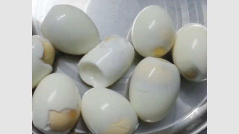 شائعات تحدثت عن «بيض بلاستيكي» وهو ما نفته «أبوظبي للزراعة». أرشيفية